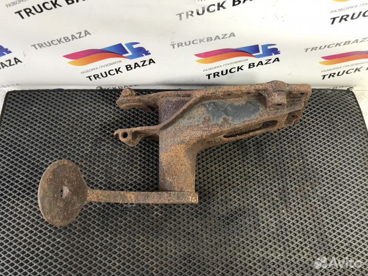 81432155194 Кронштейн реактивной тяги правый