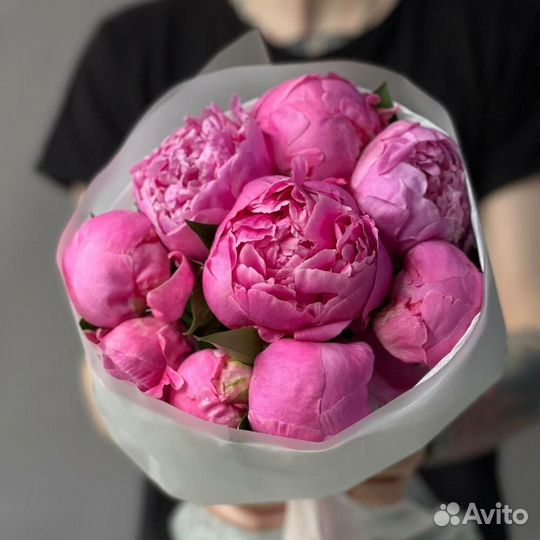 Моно букет из огромных фуксия пионов