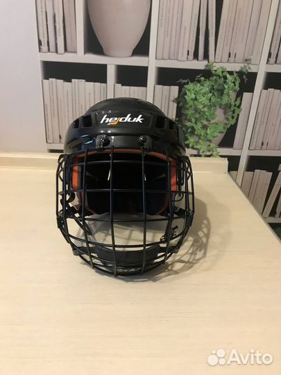 Хоккейный шлем