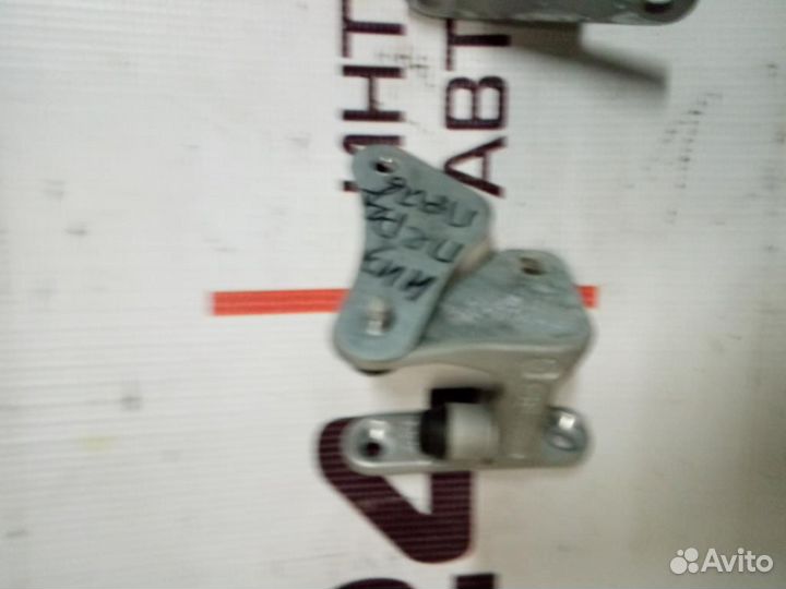 Петля двери передней правой нижняя Mercedes Benz