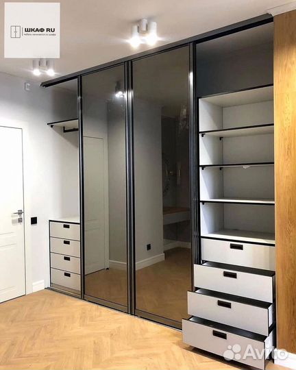 Книжный шкаф