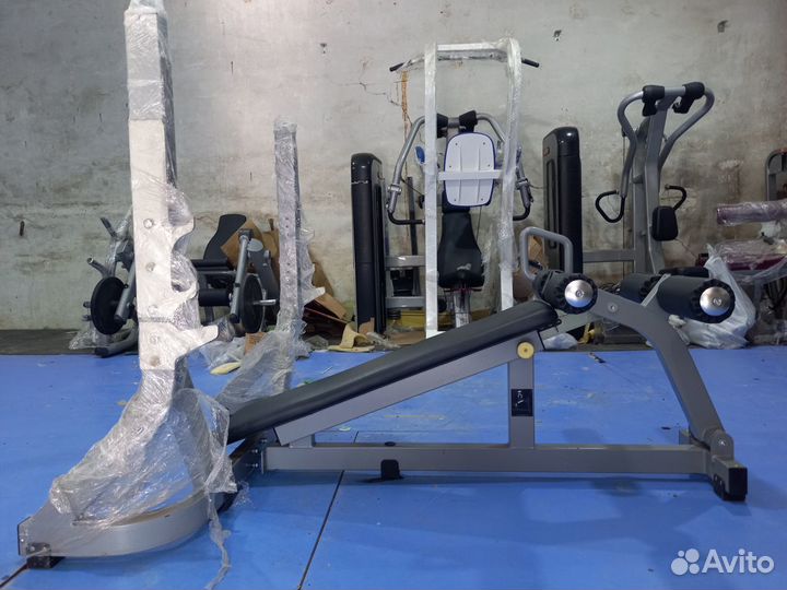 TechnoGym скамья жим лежа с отрицательным наклоном