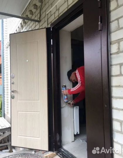 Входная нестандартная дверь