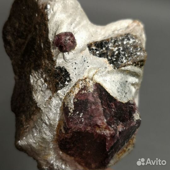 Альмандин и ставролит в сланце