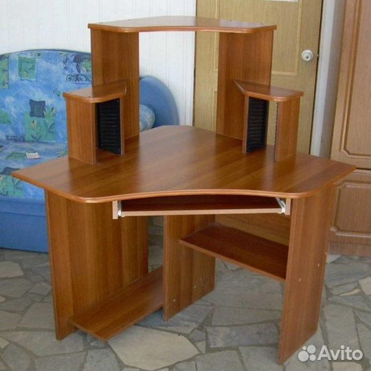 Угловой компьютерный стол