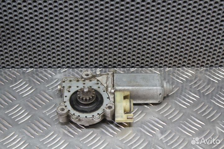 Мотор стеклоподъемника передний левый W140