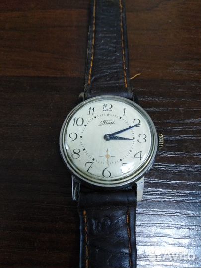 Часы зим на ходу работают точно