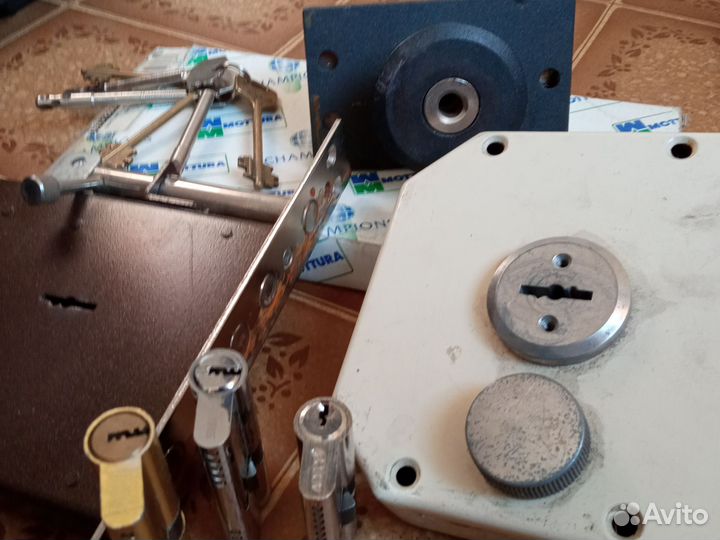 Вскрытие и замена дверных замков