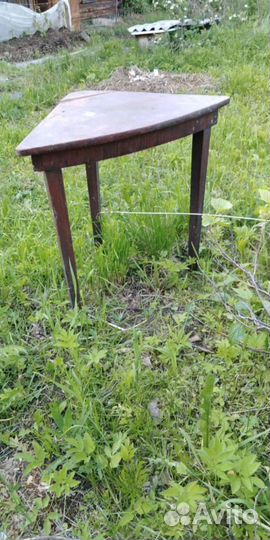 Стол маленький. Столик