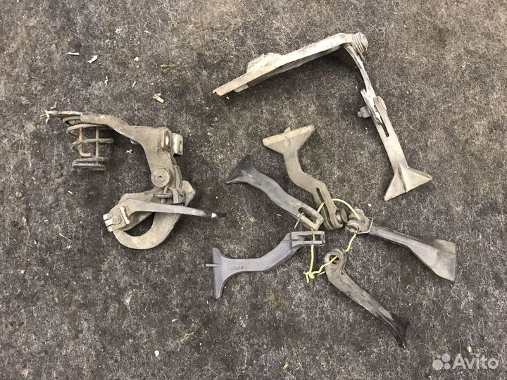 Язычок открытия капота Мерседес 124 210 140