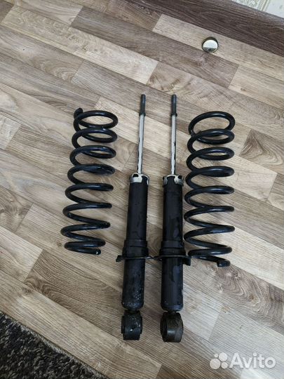 Задний комплект стоек и пружин на Sienta NSP170