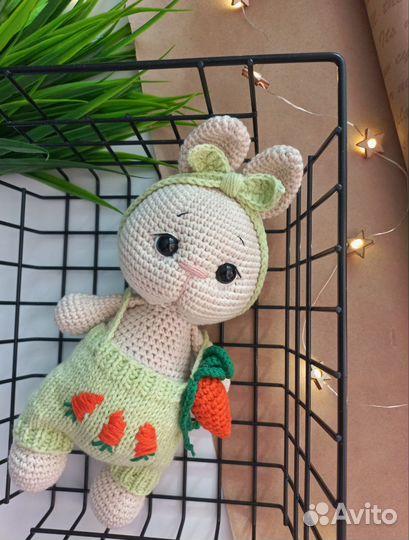 Вязаная игрушка зайчик