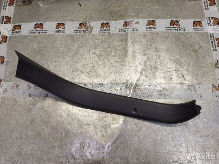 Обшивка двери багажника задняя левая Toyota