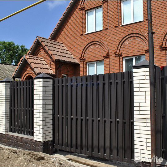 Забор с кирпичными столбами в Камских Полянах