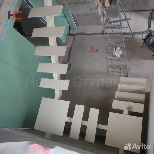 Металлическая лестница закрытого типа на монокосоу