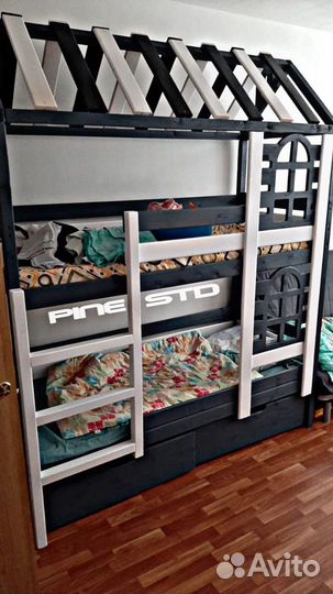 Двухъярусная кровать домик с окошками