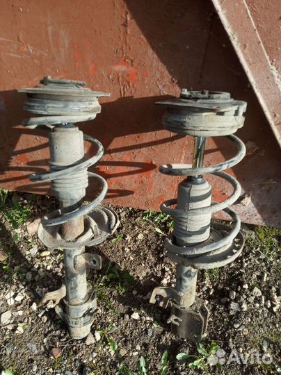 Стойки амортизатора на Nissan note E11 HR15DE