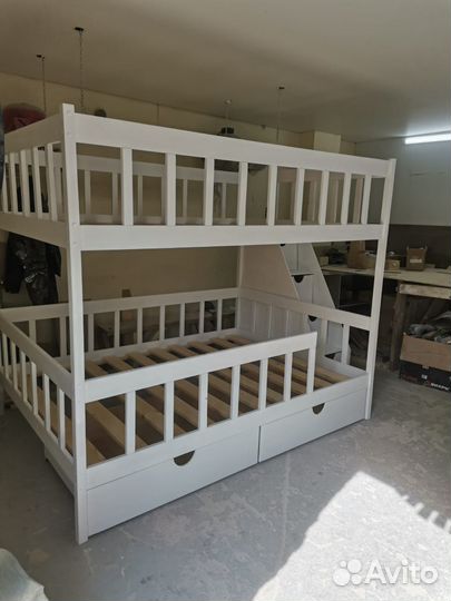 Двухъярусная кровать с лестницей-комодом