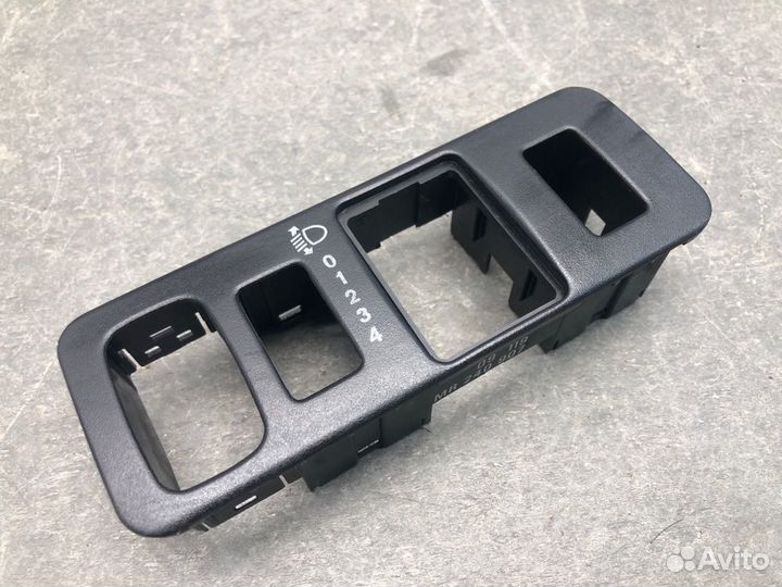 Рамка кнопок Mitsubishi Carisma DA1A 4G92 2003