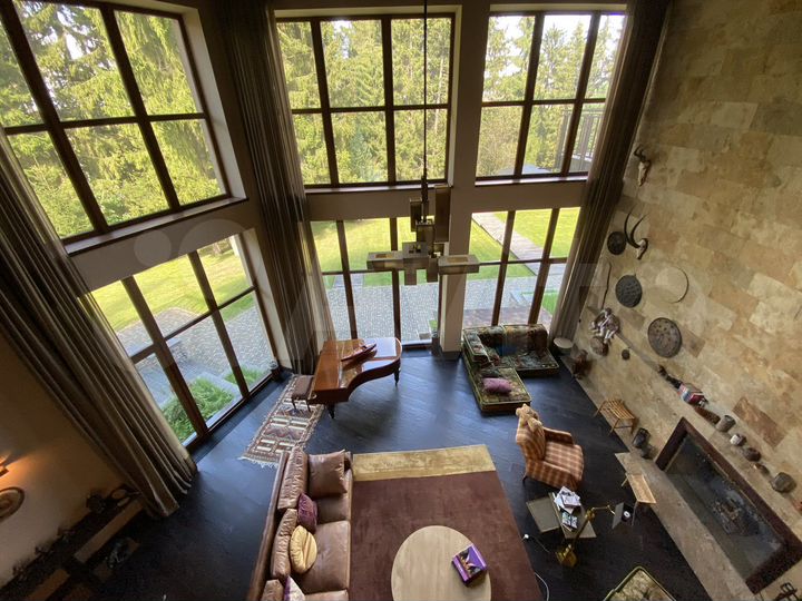 Дом 1100 м² на участке 1,5 га