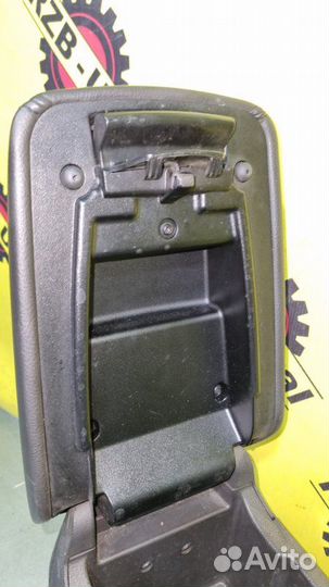 Консоль центральная с подлокотником Ford Focus 3