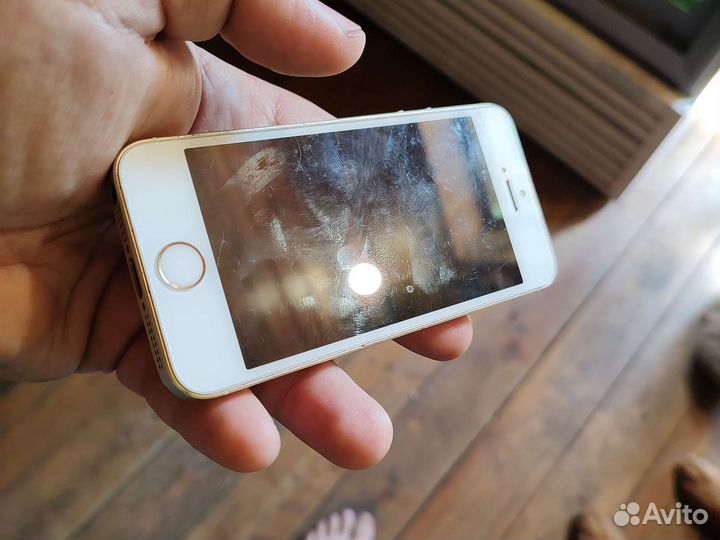 Телефон iPhone se 2016