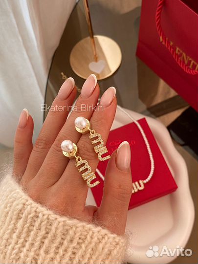 Серьги miu miu цвет золото жемчужиные камни