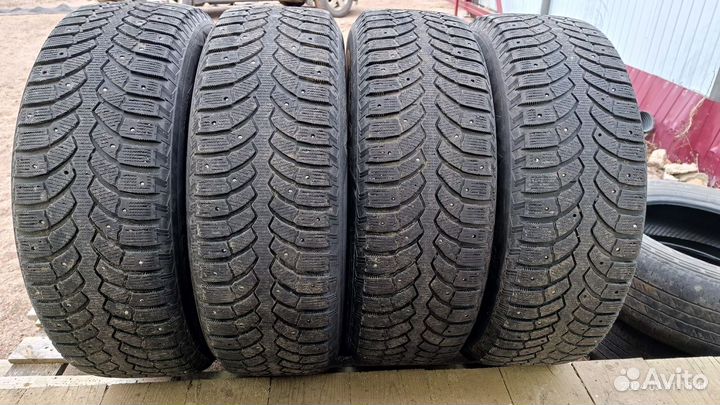Bridgestone Blizzak Spike-01 235/65 R17 108T