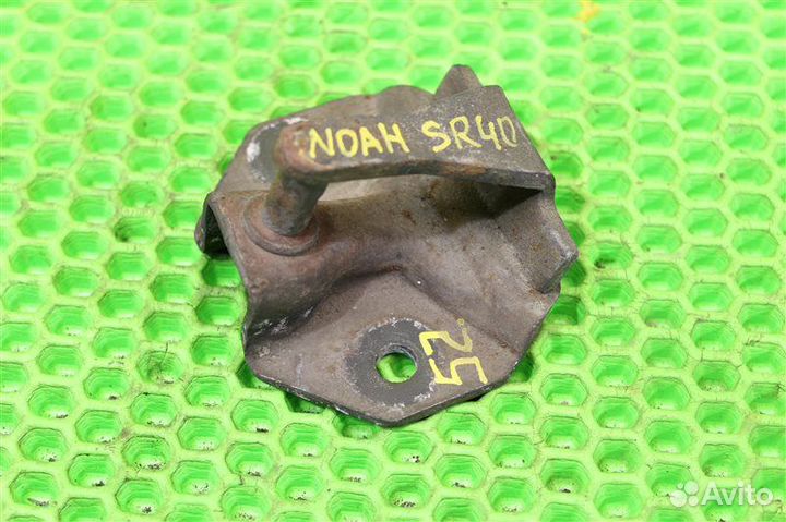 Петля замка багажника Toyota Town Ace Noah SR40