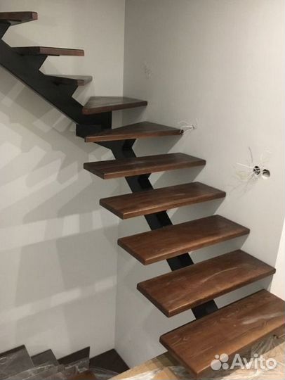 Каркас из металла П-образной лестницы в дом