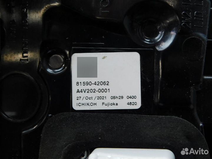 Фонарь задний внутренний левый Toyota RAV4