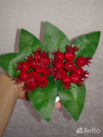 Композиция из искусственных ягод