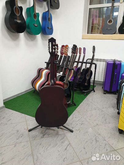 Гитара натурального цвета