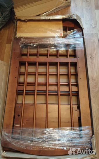 Детская кроватка с маятником и ящиком