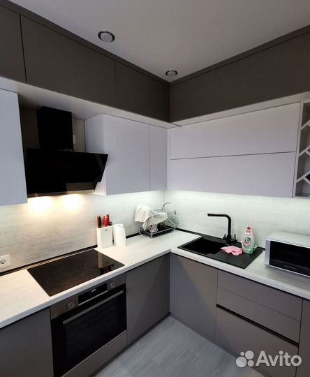 Угловая кухня в потолок. Кухонный гарнитур на зака