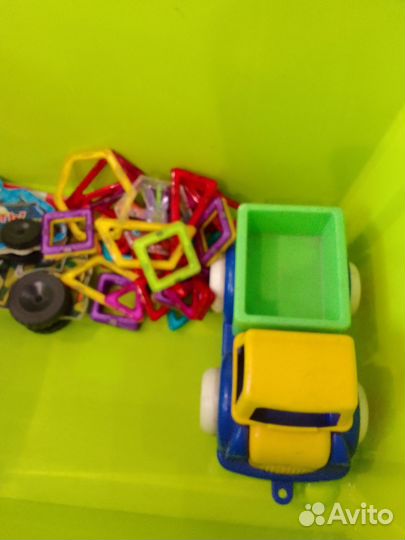 Детские игрушке в коробке для хранения