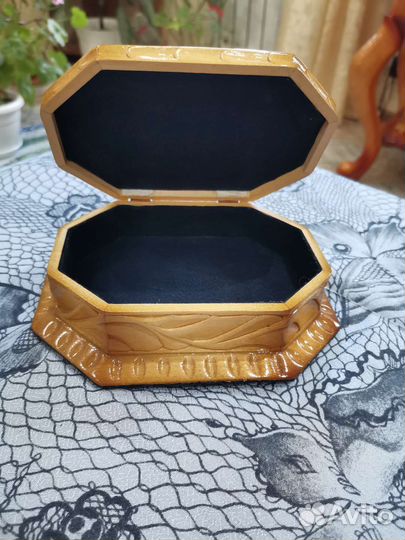 Ваза декоративная, шкатулки резные