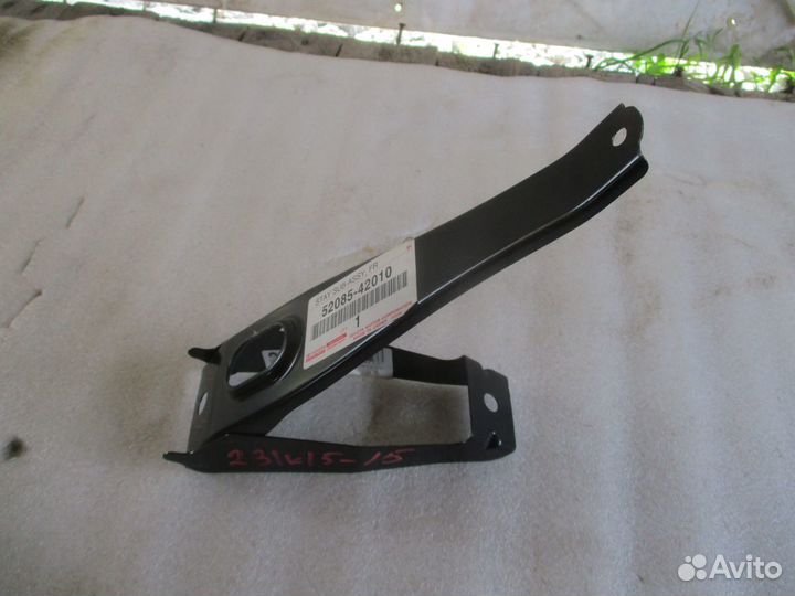 Кронштейн переднего бампера центральн.Toyota RAV4