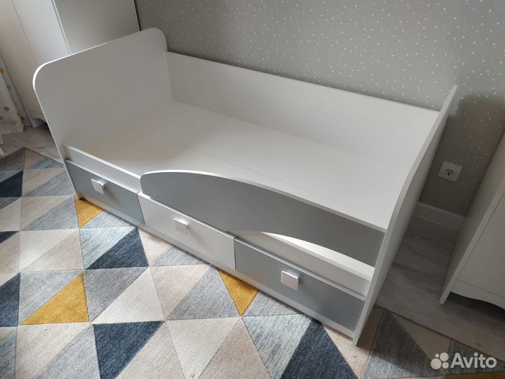 Детская кровать с бортиком