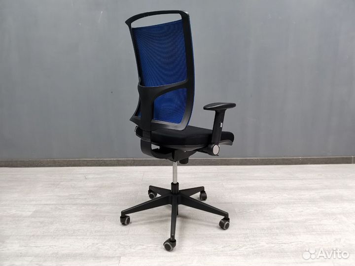 Офисное кресло