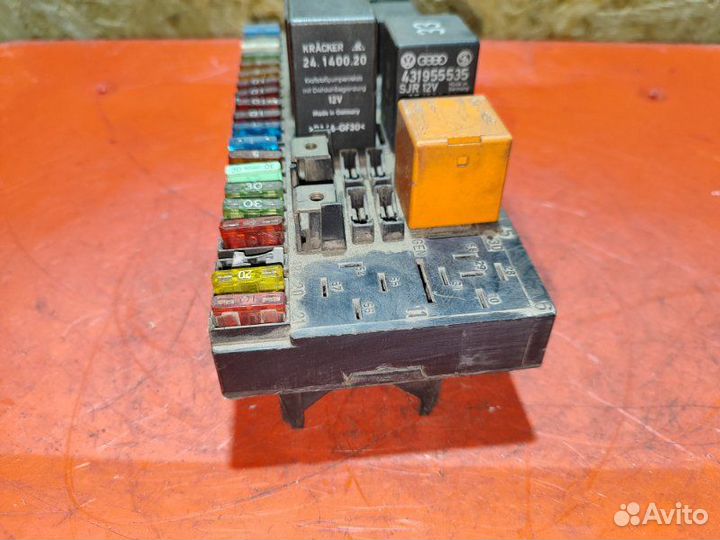 Блок реле Audi 100 C3 седан KU 2.2I 1985
