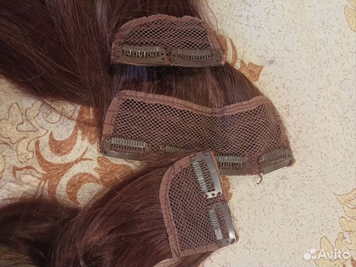 Волосы на заколках каштановые