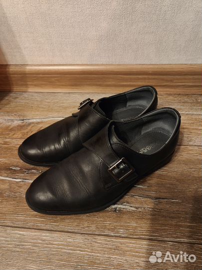Продаю кожаные полуботинки для мальчика