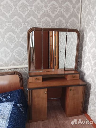 Трюмо с зеркалом