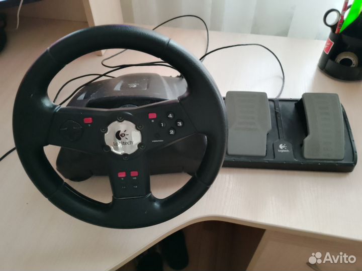 Игровой руль с педалями