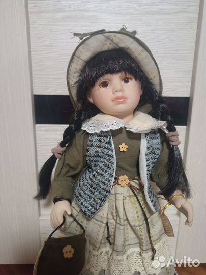 Кукла фарфоровая