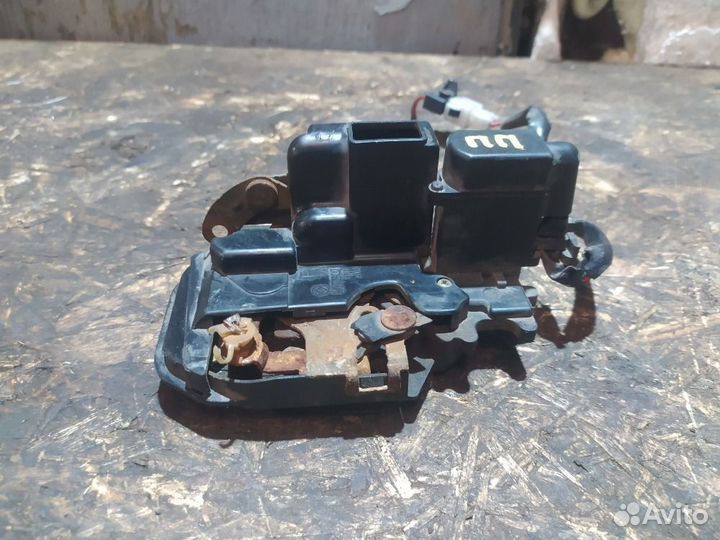 Замок двери передней правой Mazda 626 GE (1991—1997)