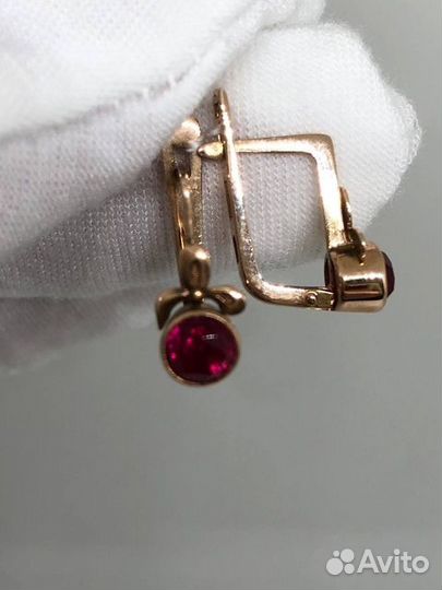 Серьги с синтетическим камнем Золото