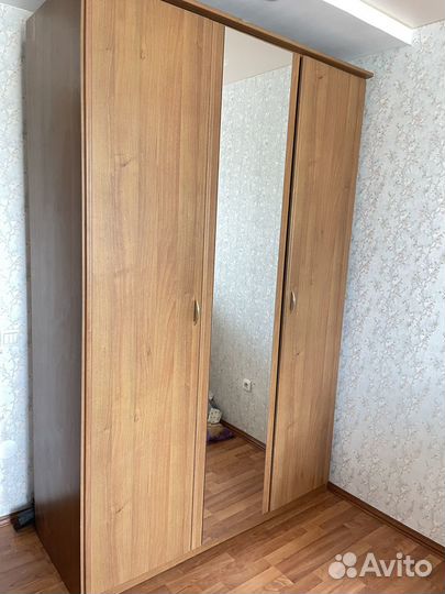 Шкаф с зеркалом