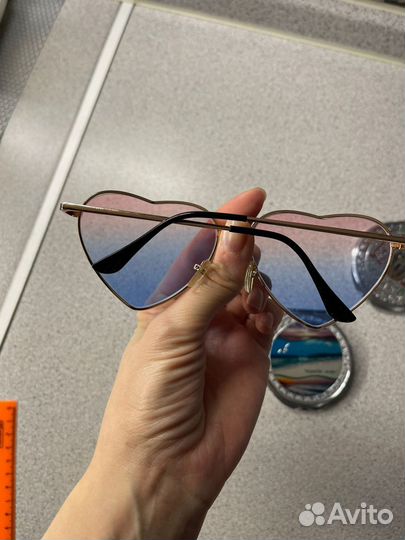 Очки, брошь и зеркальца